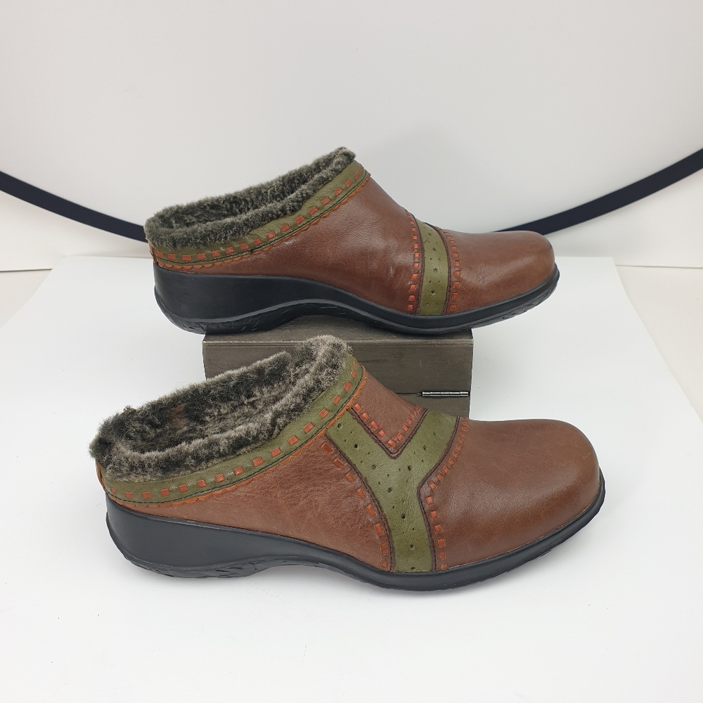 Clarks Shearling lined slip on clogs cozy and comfortable Artisan leather 8.5